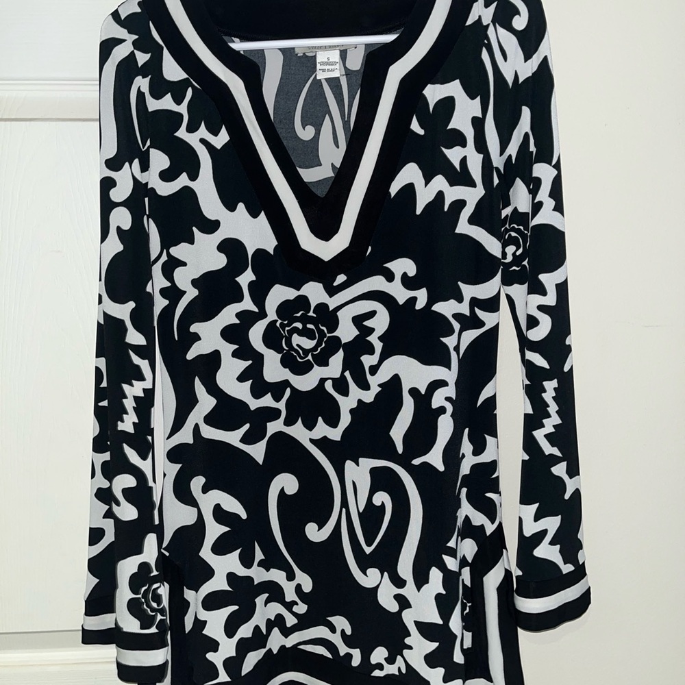 White House Black Market Black and White Floral Tunic